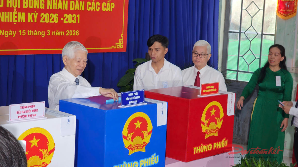 Nguyên Chủ tịch nước Nguyễn Minh Triết tham gia bầu cử tại Khu vực bỏ phiếu số 26 (Trụ sở Văn phòng khu phố Phú Thuận). Ảnh: Hồng Phúc.