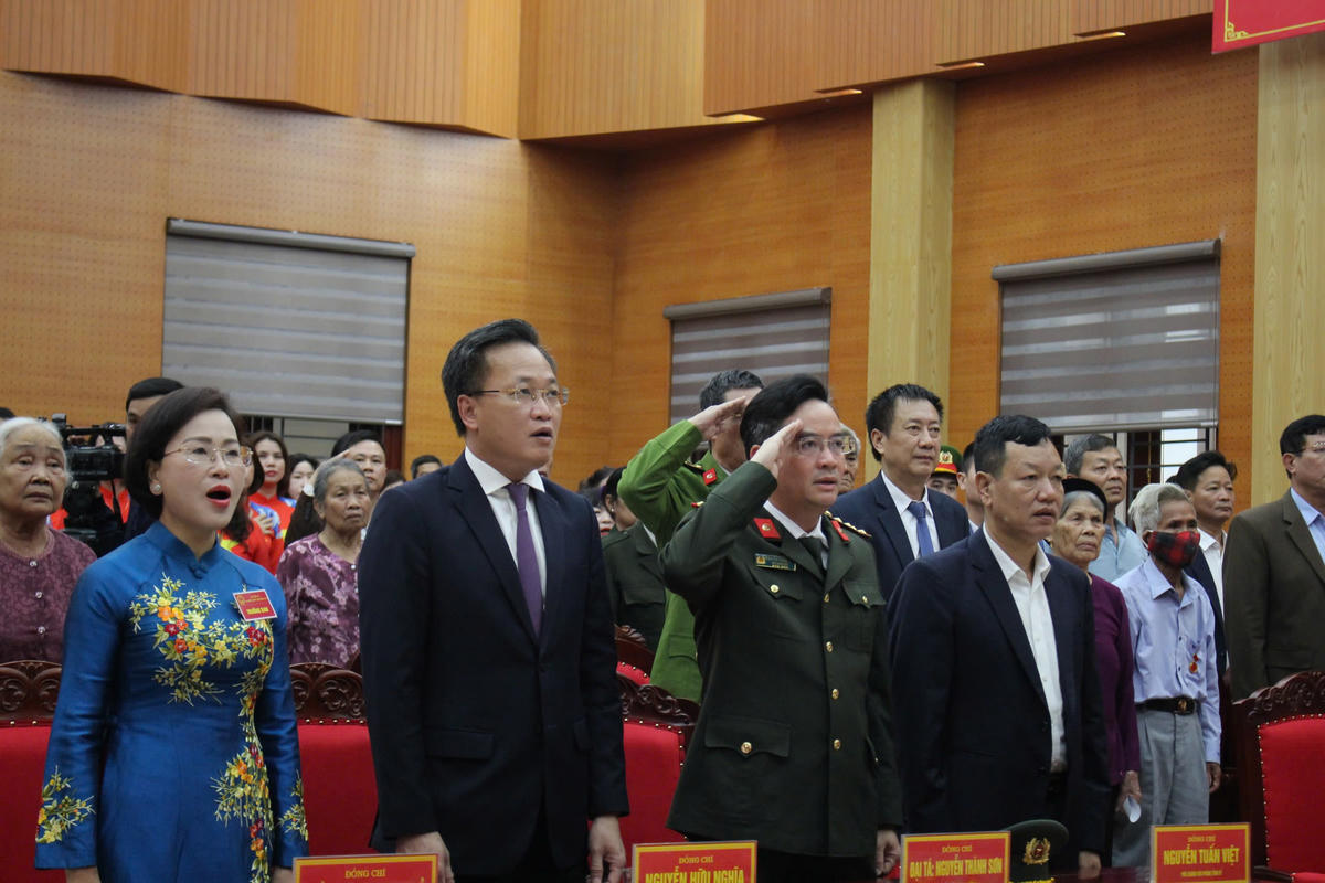 Bí thư Tỉnh ủy Hưng Yên Nguyễn Hữu Nghĩa thực hiện quyền, nghĩa vụ bầu cử tại khu vực bỏ phiếu số 14, tổ dân phố Yên Tập, phường Mỹ Hào. Trong ảnh: Ông Nguyễn Hữu Nghĩa cùng các đại biểu tham gia nghi lễ chào cờ trong lễ khai mạc bầu cử, trước khi tham gia bỏ phiếu. Ảnh: Duy Hưng&nbsp;