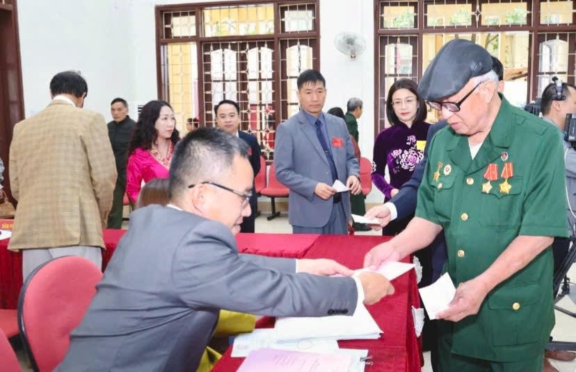 Tính đến 9h00 ngày 15/3, tỷ lệ cử tri tham gia bỏ phiếu của tỉnh Sơn La đã đạt tỷ lệ hơn 32%. Ảnh: H.H