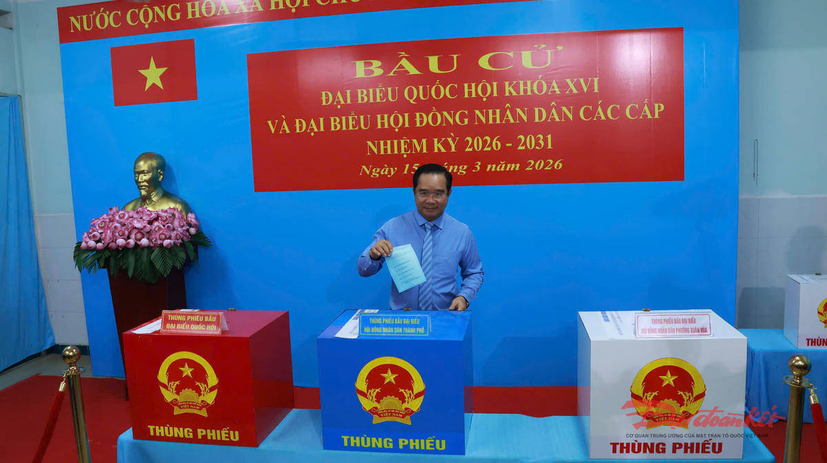 Chủ tịch UBND TP Hồ Chí Minh Nguyễn Văn Được tham gia bỏ phiếu. Ảnh: Hồng Phúc.