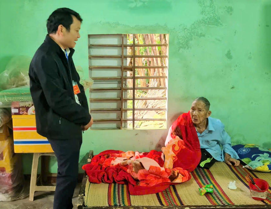 Chính quyền xã Sơn Cẩm Hà đem hòm phiếu tới nhà cử tri Triệu Minh. Ảnh: CV.