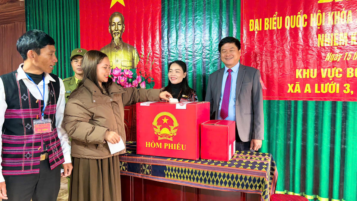 Cử tri vô cùng phấn khởi khi tự tay cầm những tấm lá phiếu để bầu chọn những cán bộ đủ đức, đủ tài, gíp phần xây dựng quê hương giàu đẹp. Ảnh: N.Q.