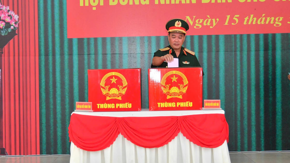 Thiếu tướng Nguyễn Văn Ngành - Ủy viên Ban Thường vụ Tỉnh ủy - Chỉ huy trưởng Bộ Chỉ huy quân sự tỉnh An Giang bỏ phiếu bầu. Ảnh: Phương Vũ