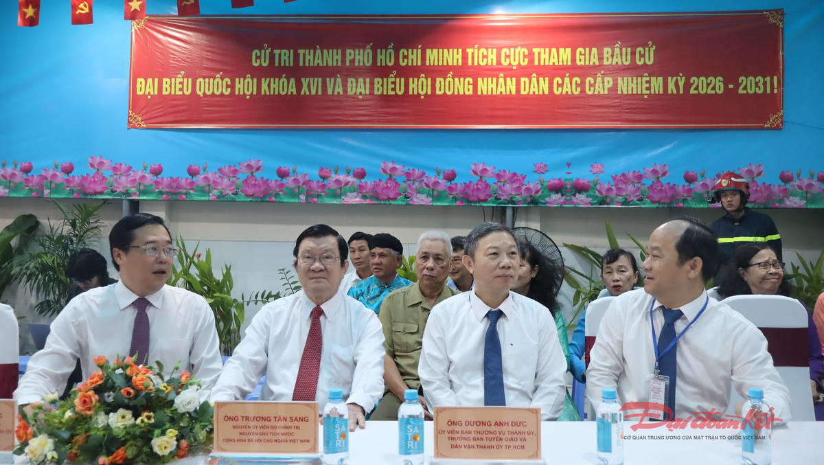 Các lãnh đạo, nguyên lãnh đạo Trung ương và TP Hồ Chí Minh tham dự khai mạc điểm bỏ phiếu tại phường Tân Định. Ảnh: Hồng Phúc.