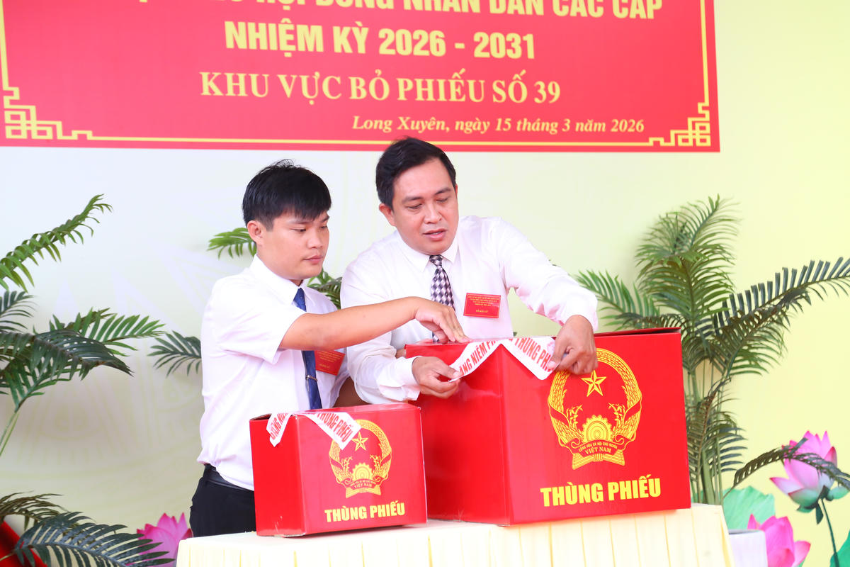 Thành viên Tổ bầu cử niêm phong thùng phiếu. Ảnh: Thanh Tiến. 