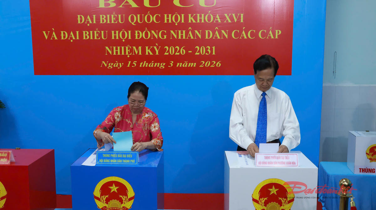 Nguyên Thủ tướng Nguyễn Tấn Dũng bỏ phiếu bầu cử. Ảnh: Hồng Phúc.