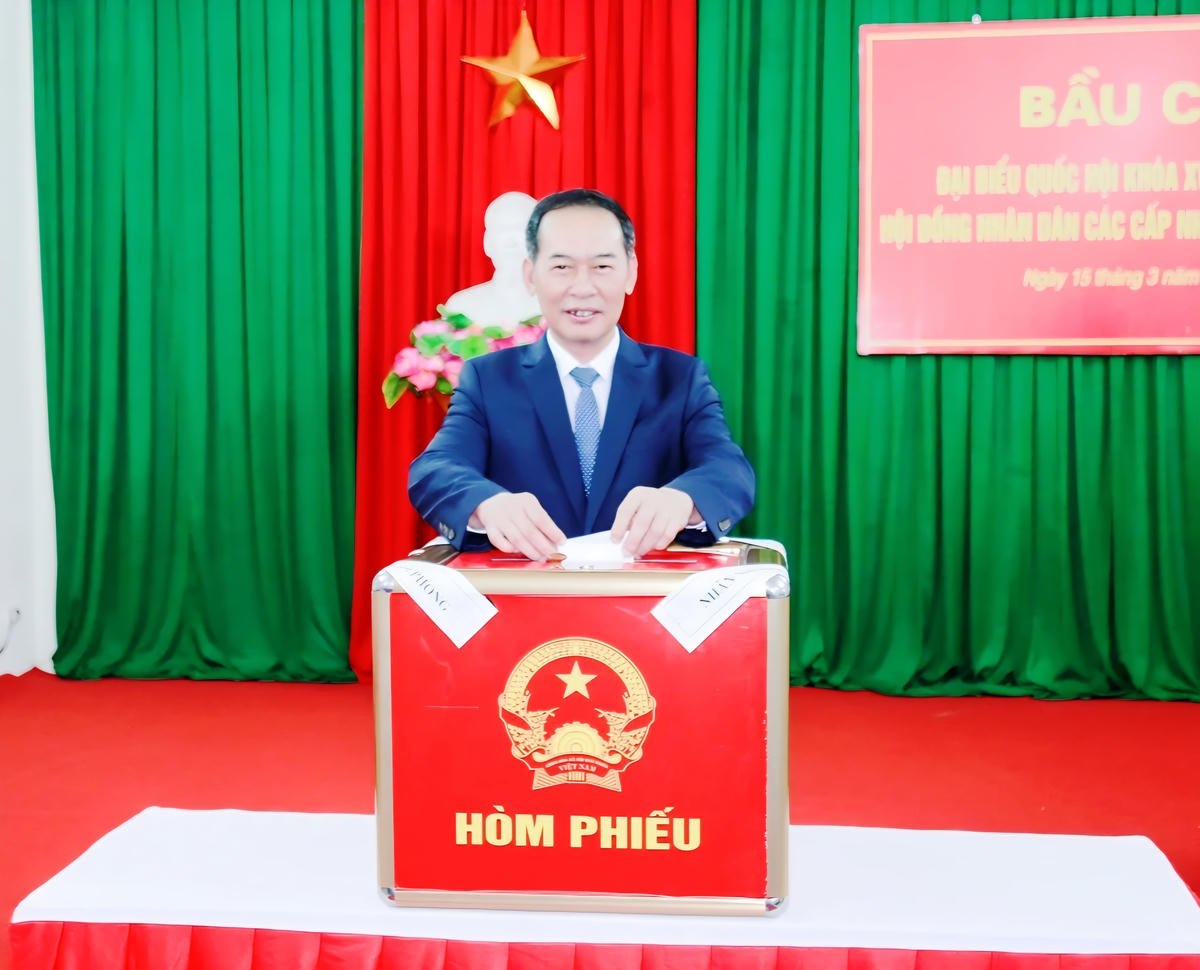 Ông Trịnh Tuấn Sinh, Phó Bí thư Tỉnh ủy, Chủ tịch Ủy ban MTTQ tỉnh Thanh Hóa cùng đại diện cử tri cao tuổi của Tổ dân phố Đội Cung 3 đã bỏ những lá phiếu đầu tiên, thể hiện tinh thần gương mẫu, trách nhiệm của cán bộ, lãnh đạo đối với ngày hội của đất nước. Ảnh: Nguyễn Chung.