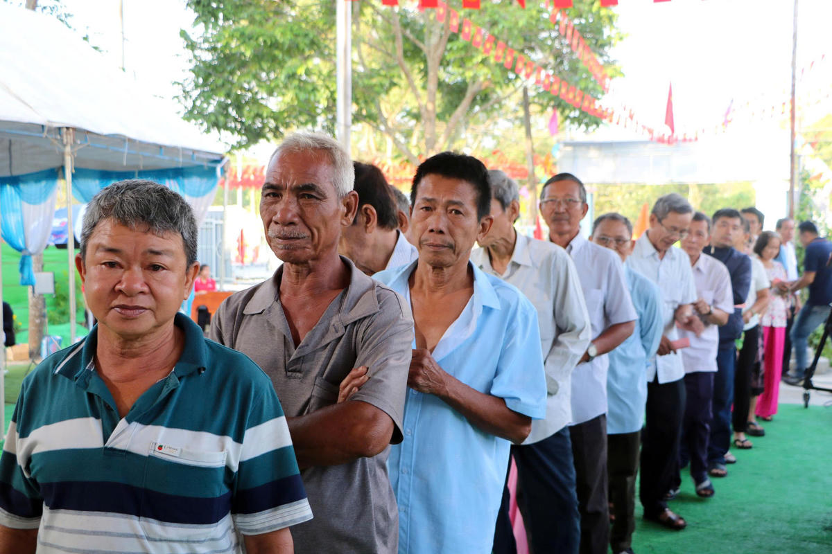 Cử tri xếp hàng trật tự trước khi vào khu vực bỏ phiếu. Ảnh: LA.