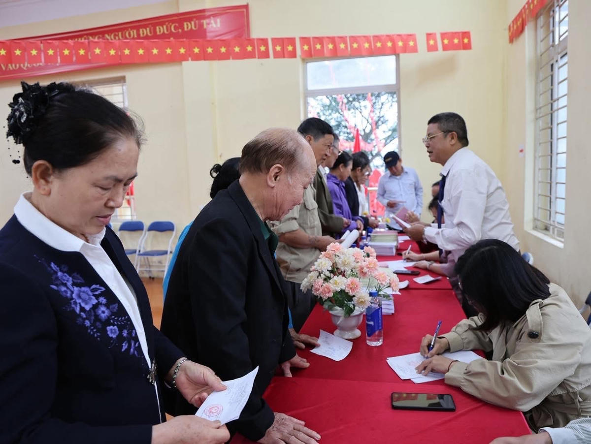 Nhiều cử tri đã có mặt từ sớm để thực hiện quyền và nghĩa vụ công dân của mình. Ảnh: TL