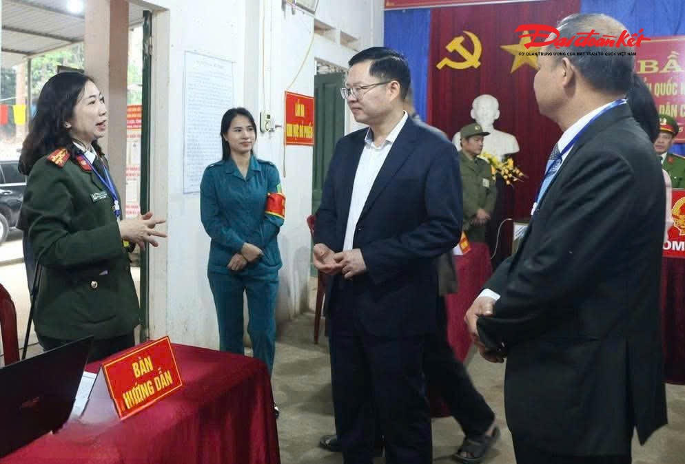 Chủ tịch Ủy ban MTTQ Việt Nam tỉnh Thái Nguyên Đinh Quang Tuyên kiểm tra công tác bầu cử tại phường Bắc Kạn. Ảnh: Nguyễn Toán.