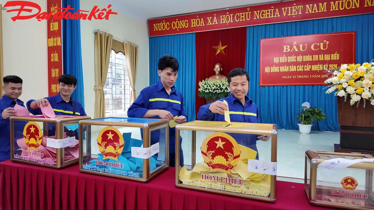 Cử tri ngành than phấn khởi tham gia bỏ phiếu bầu cử. Ảnh: Ngọc Anh.