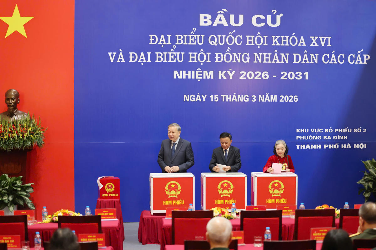 Thường trực Ban Bí thư&nbsp; Trần Cẩm Tú bỏ phiếu bầu cử đại biểu Quốc hội khóa XVI và HĐND các cấp nhiệm kỳ 2026-2031. Ảnh: Viết Chung