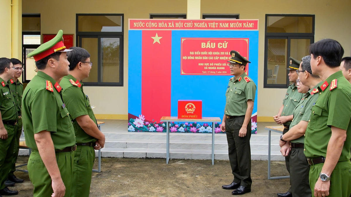 Thiếu tướng Hồ Song Ân (ở giữa) Giám đốc Công an tỉnh kiểm tra công tác bỏ phiếu bầu cử. Ảnh: CV.