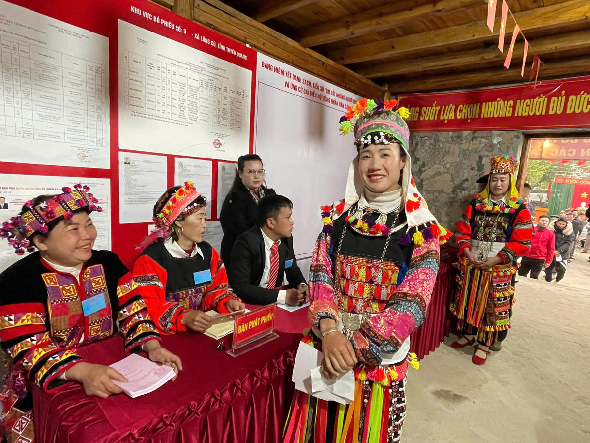 Cử tri đồng bào dân tộc thiểu số vùng biên giới tỉnh Tuyên Quang hân hoan trong ngày bầu cử - Ngày hội của non sông.