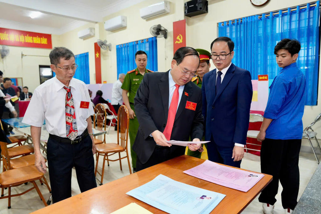 Bí thư Tỉnh ủy Quảng Ninh Quản Minh Cường&nbsp;kiểm tra tại khu vực bỏ phiếu số 20, phường Hồng Gai.