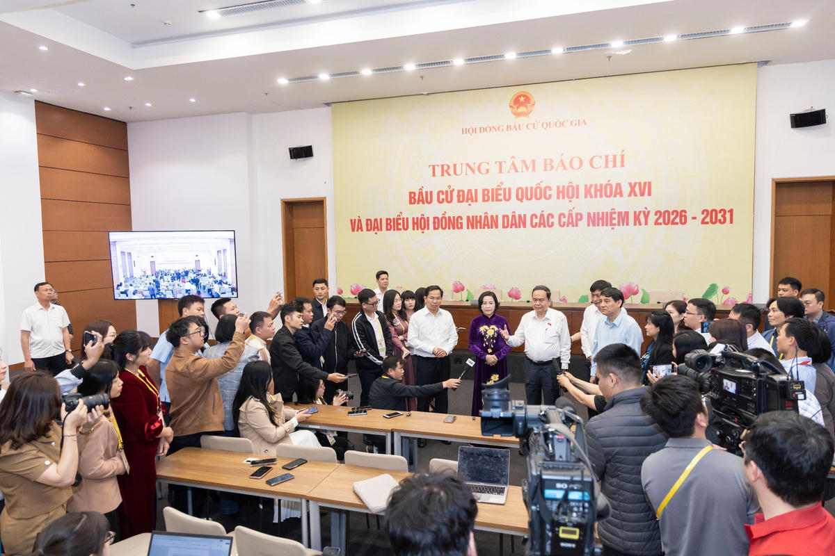 Chủ tịch Quốc hội, Chủ tịch Hội đồng bầu cử quốc gia Trần Thanh Mẫn trao đổi với báo chí (Ảnh: Quang Vinh)