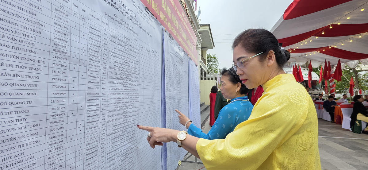 Nghiêm túc lựa chọn những người xứng đáng... Ảnh: Nguyễn Chung.