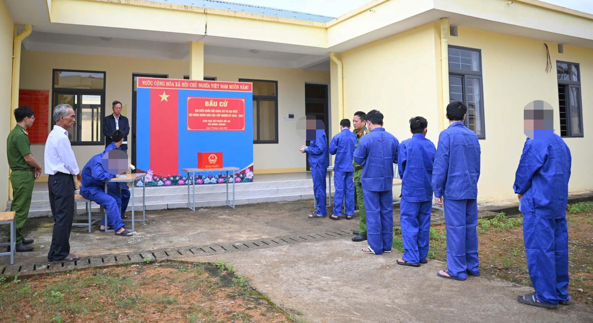 Người bị tạm giam, tạm giữ trại Trại Tạm giam số 1 Công an tỉnh tham gia bỏ phiếu. Ảnh: CV.