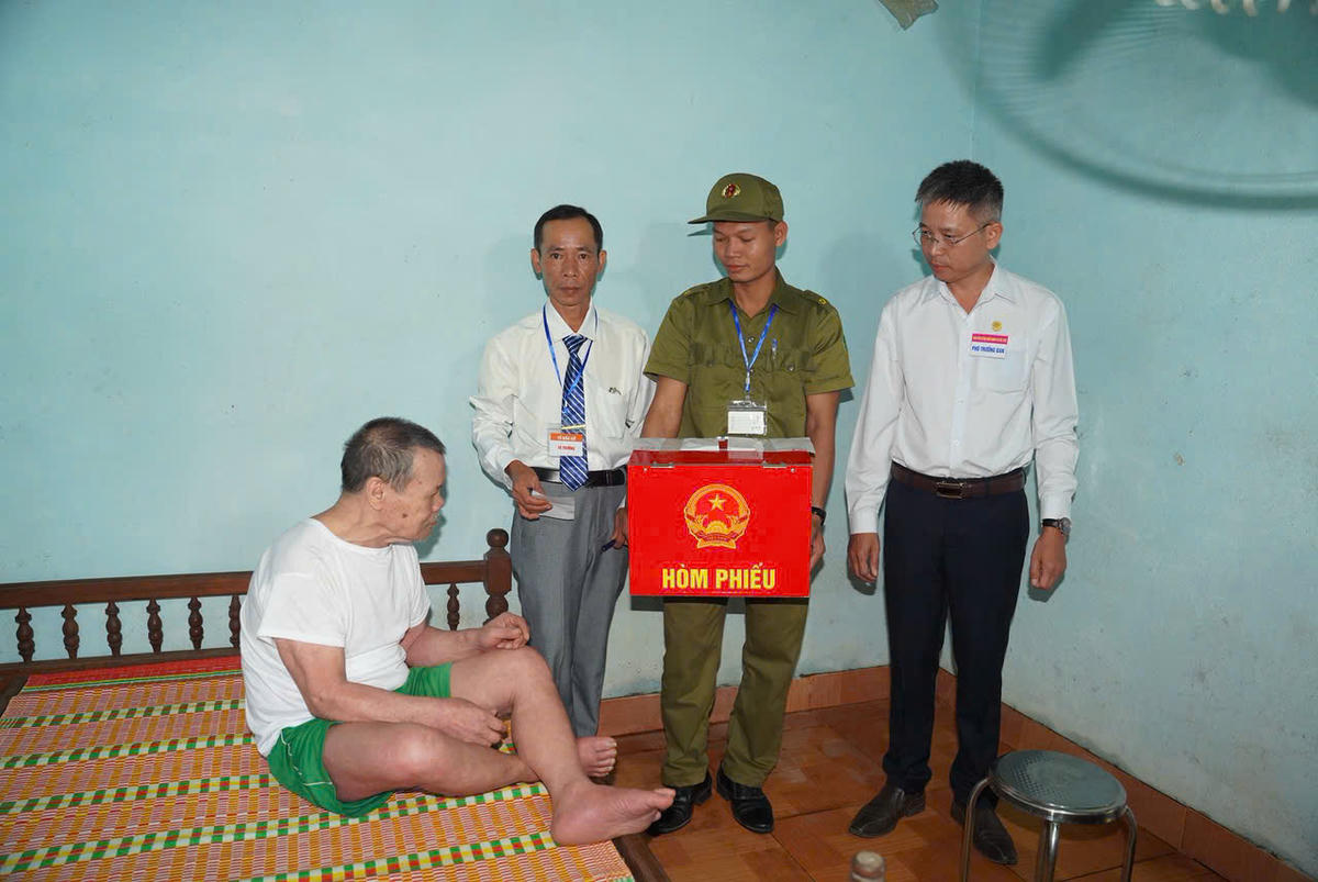 Ông Ngô Nhẫn, thôn Thăng Phương, xã miền núi Trà Tân,  được tổ bầu cử mang thùng phiếu phụ đến tận nhà để thực hiện quyền bầu cử của mình. Ảnh: CV.
