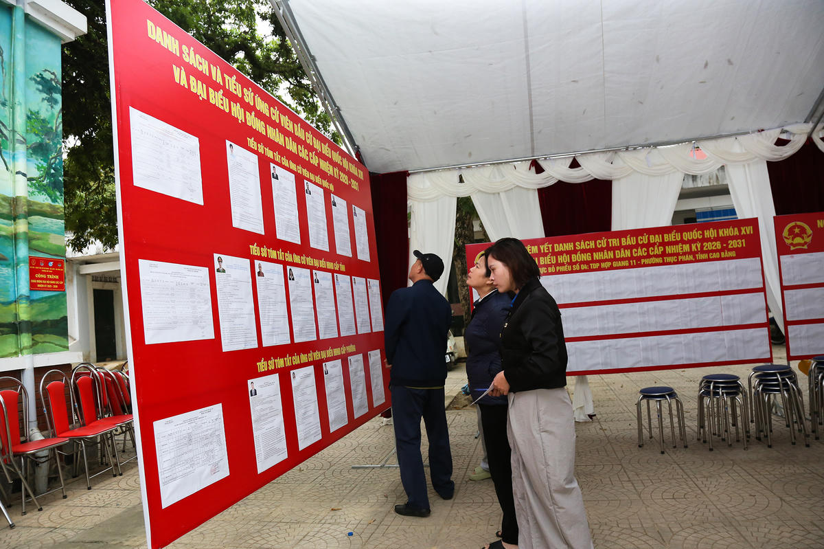 Ban tổ chức bố trí khu vực tiếp đón cử tri, với đầy đủ bảng thông tin về các ứng viên và danh sách niêm yết cử tri.