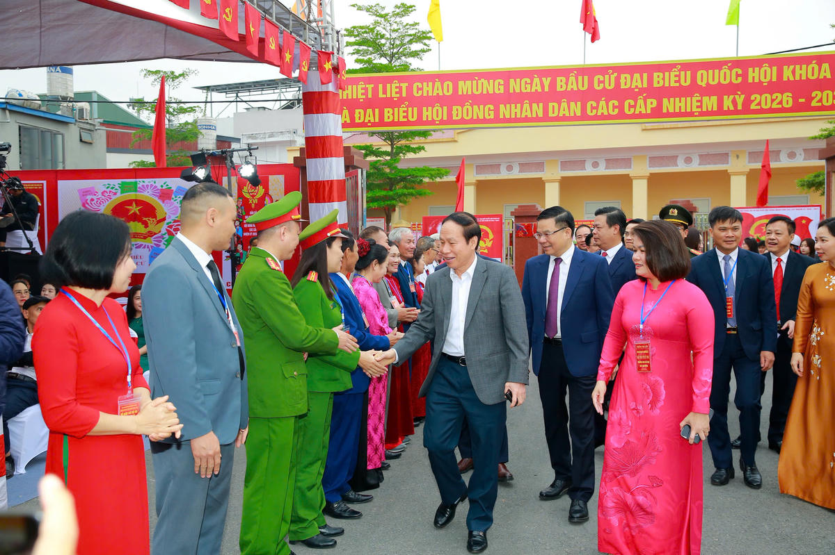 Ông Lê Tiến Châu, Ủy viên Trung ương Đảng, Bí thư Thành ủy Hải Phòng; ông Lê Mạnh Hùng, Uỷ viên Trung ương Đảng, Quyền Bộ trưởng Bộ Công thương bắt tay các cử tri tại phường Phù Liễn. Ảnh: TH.&nbsp;