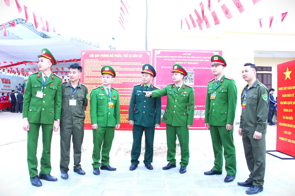 Lực lượng Công an xã, quân đội và an ninh cơ sở luôn có mặt, đảm bảo an ninh trật tự tại các khu vực bỏ phiếu và trên toàn địa bàn xã.