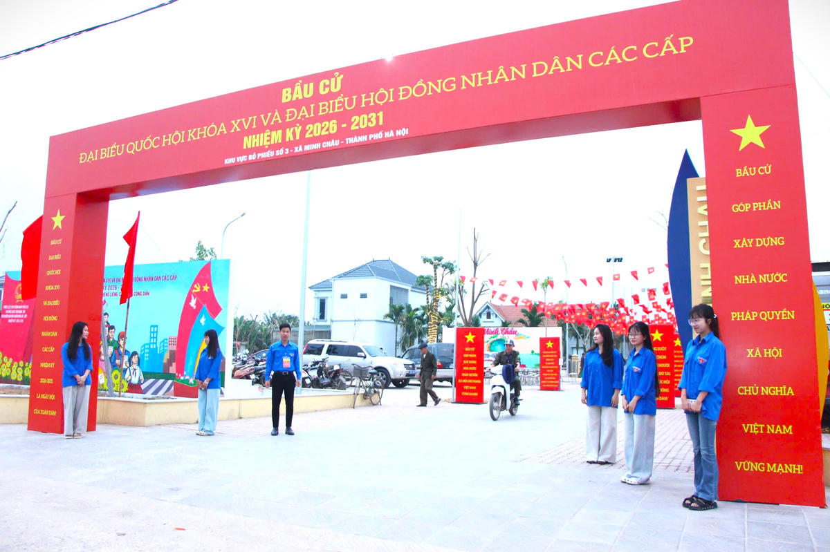 Không khí trang hoàng vui tươi tại Khu vực bỏ phiếu số 3 xã Minh Châu.