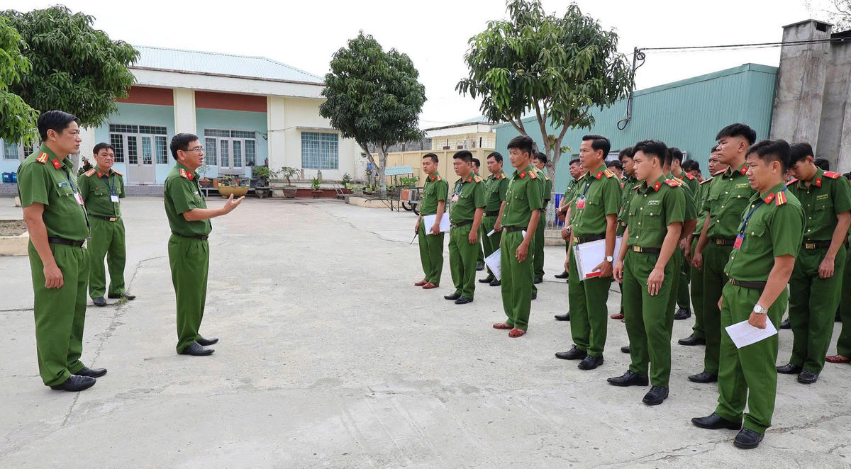 Đại tá Trần Văn Cung - Phó Giám đốc Công an tỉnh An Giang, quán triệt nhiệm vụ cho cán bộ, chiến sỹ làm công tác bảo vệ và tham gia Tổ bầu cử tại Trại tạm giam số 2. Ảnh: Văn Vũ
