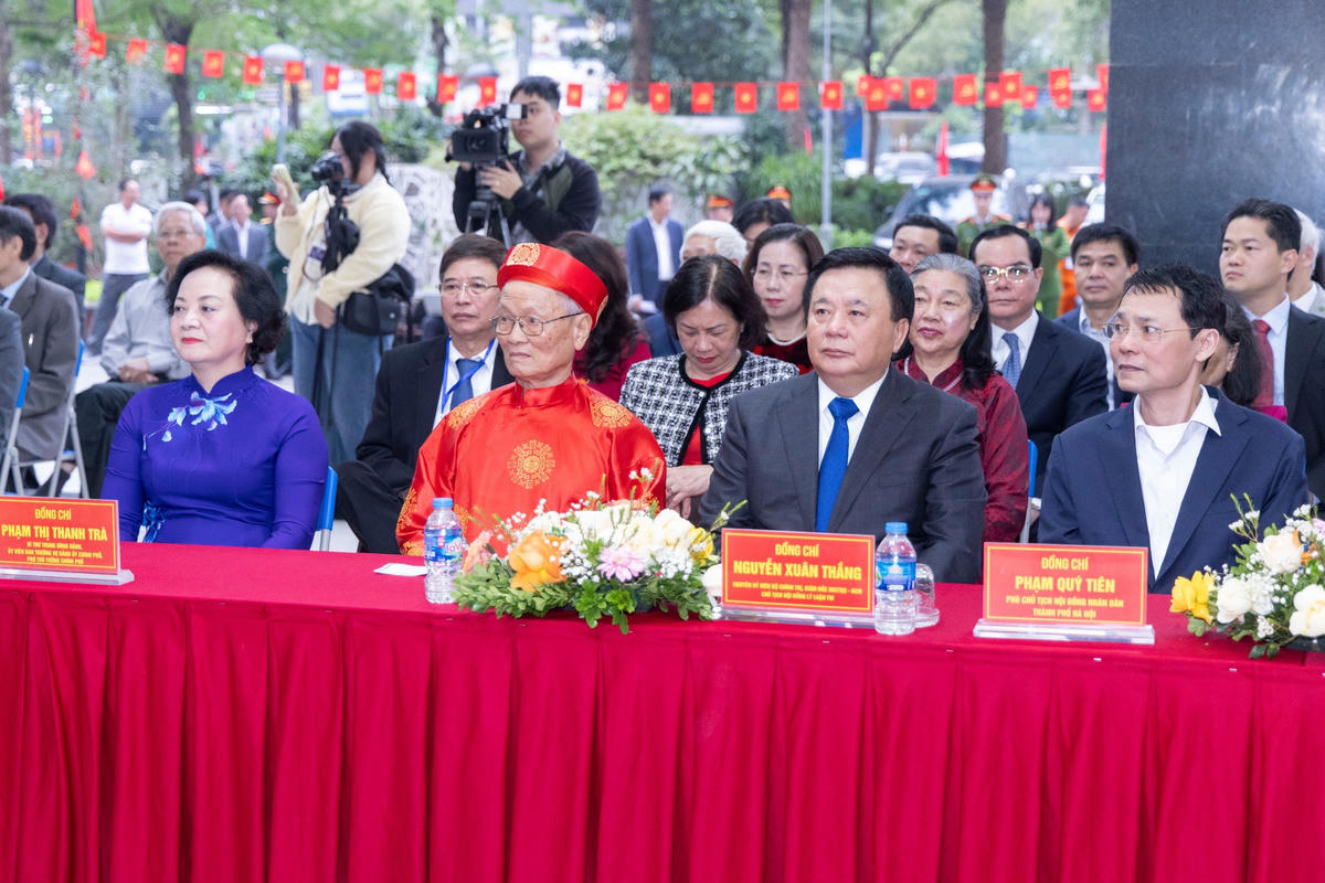 Ông Nguyễn Xuân Thắng - Ủy viên Bộ Chính trị khóa XIII, Chủ tịch Hội đồng Lý luận Trung ương; bà Phạm Thị Thanh Trà - Bí thư Trung ương Đảng, Phó Thủ tướng Chính phủ&nbsp;và các đại biểu tham dự lễ khai mạc bầu cử. Ảnh: Quang Vinh.