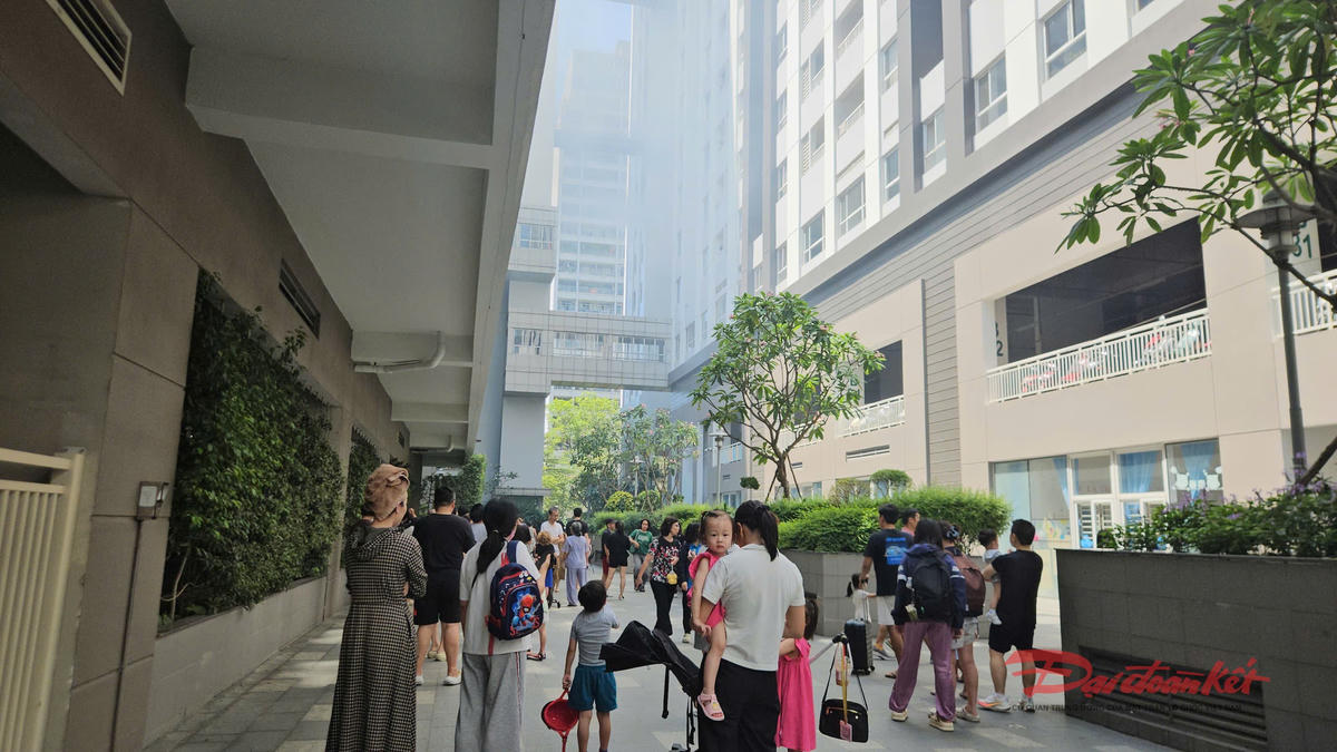 Nhiều cư dân hốt hoảng di chuyển xuống nội khu căn hộ khi phát hiện vụ cháy. Ảnh: Cư dân cung cấp.