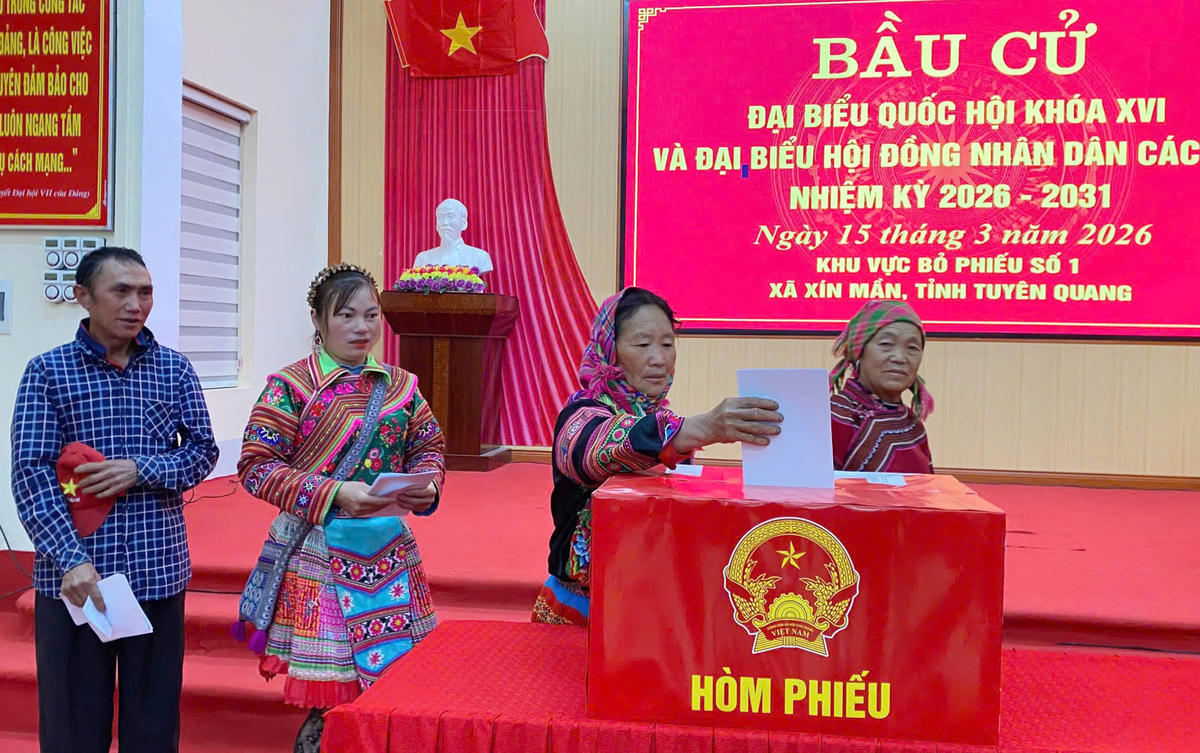 Cử tri xã vùng cao Xí Mần tham gia bầu cử.