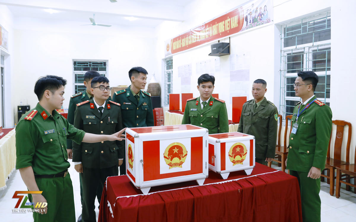 Là xã vùng biên, công tác bảo đảm an ninh trong ngày bầu cử được các cơ quan chức năng đặt lên hàng đầu. Ảnh: Nguyễn Chung.