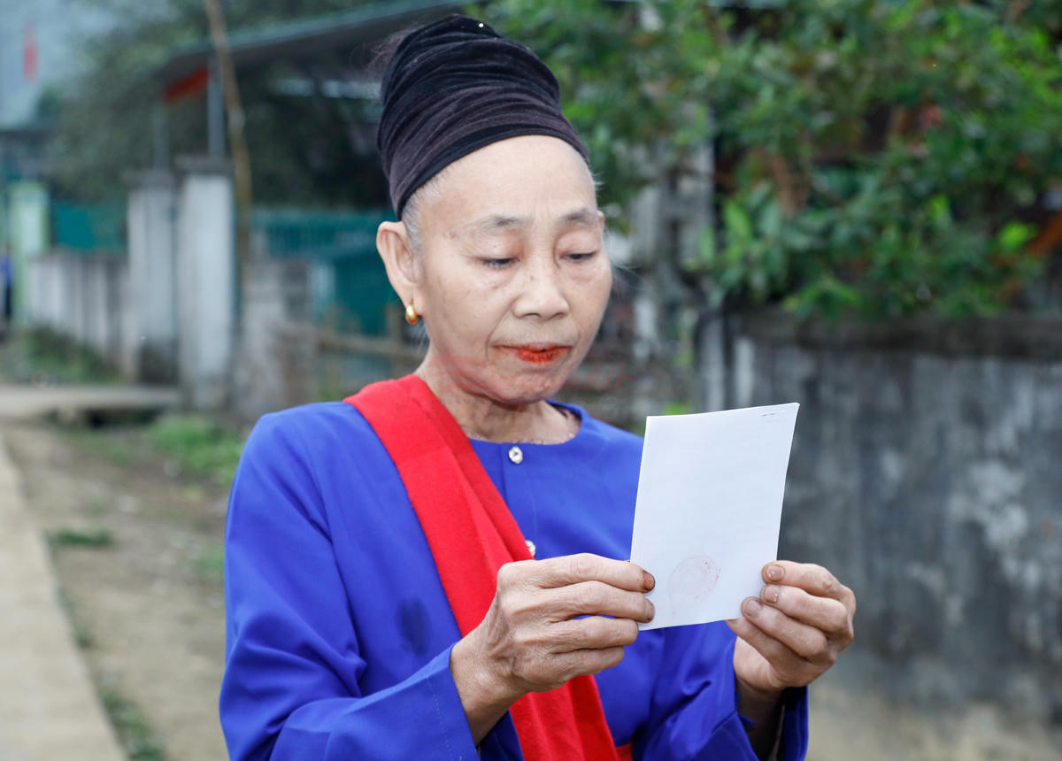Bà Hà Thị Tào (69 tuổi), trú tại bản Xằng, xã Môn Sơn chia sẻ: “Hôm nay bà vui lắm khi được đi bầu cử. Dù thời tiết không thuận lợi nhưng bà con trong bản ai cũng cố gắng đến điểm bỏ phiếu từ sớm để thực hiện quyền công dân của mình”.