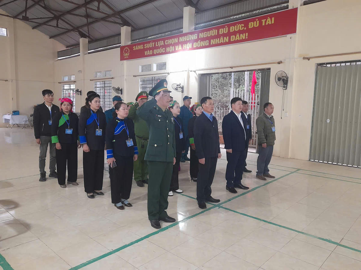 Cán bộ Đồn biên phòng Cô Ba dự khai mạc bầu cử tại Tổ 6, xóm Nà Lùng, Nhà văn hóa xã Cô Ba.