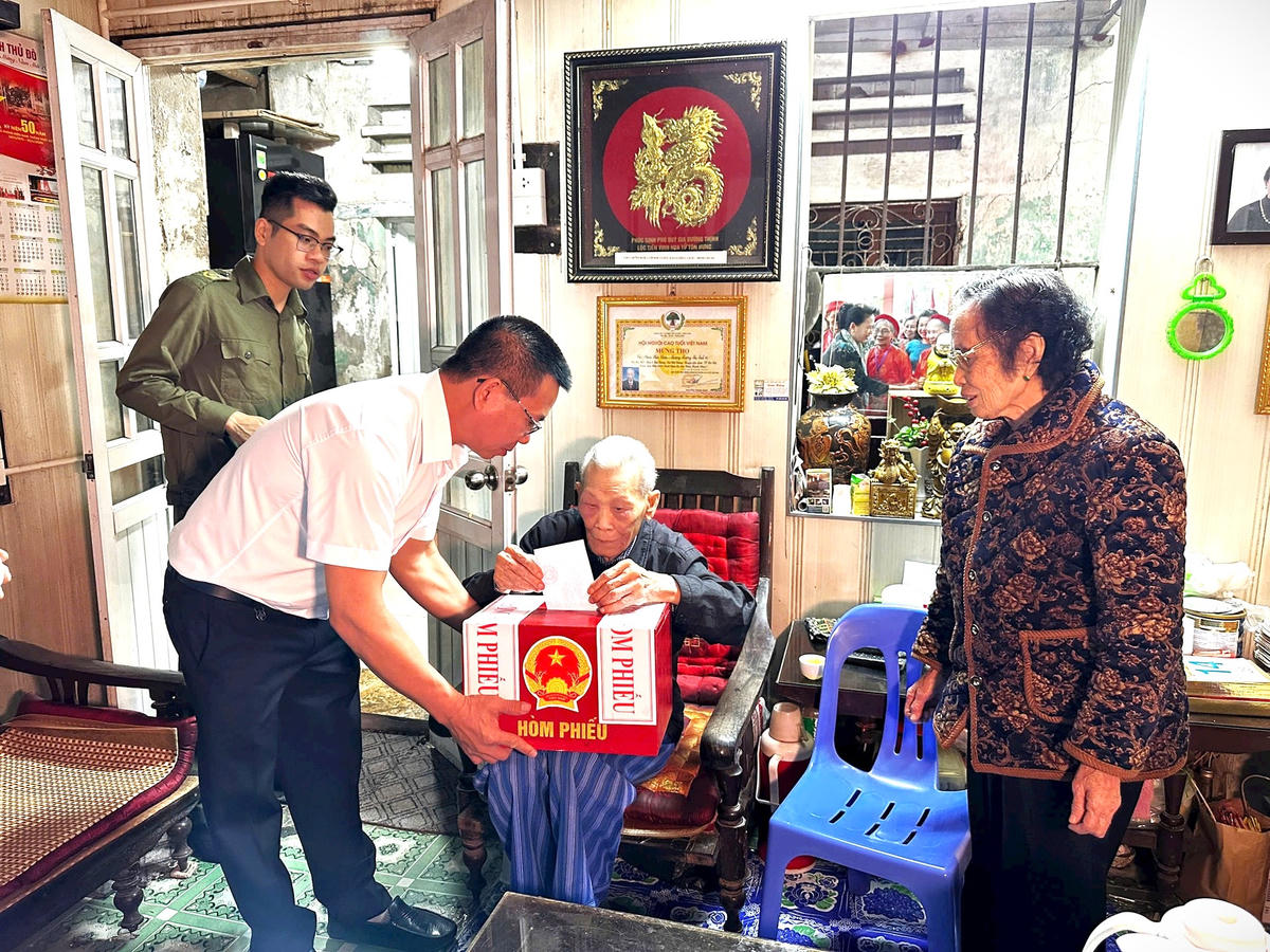 Uỷ ban bầu cử xã Bát Tràng (TP Hà Nội) và Tổ bầu cử khu vực tới nhà cử tri Phạm Phúc Châu, 98 tuổi, 65 năm tuổi Đảng.