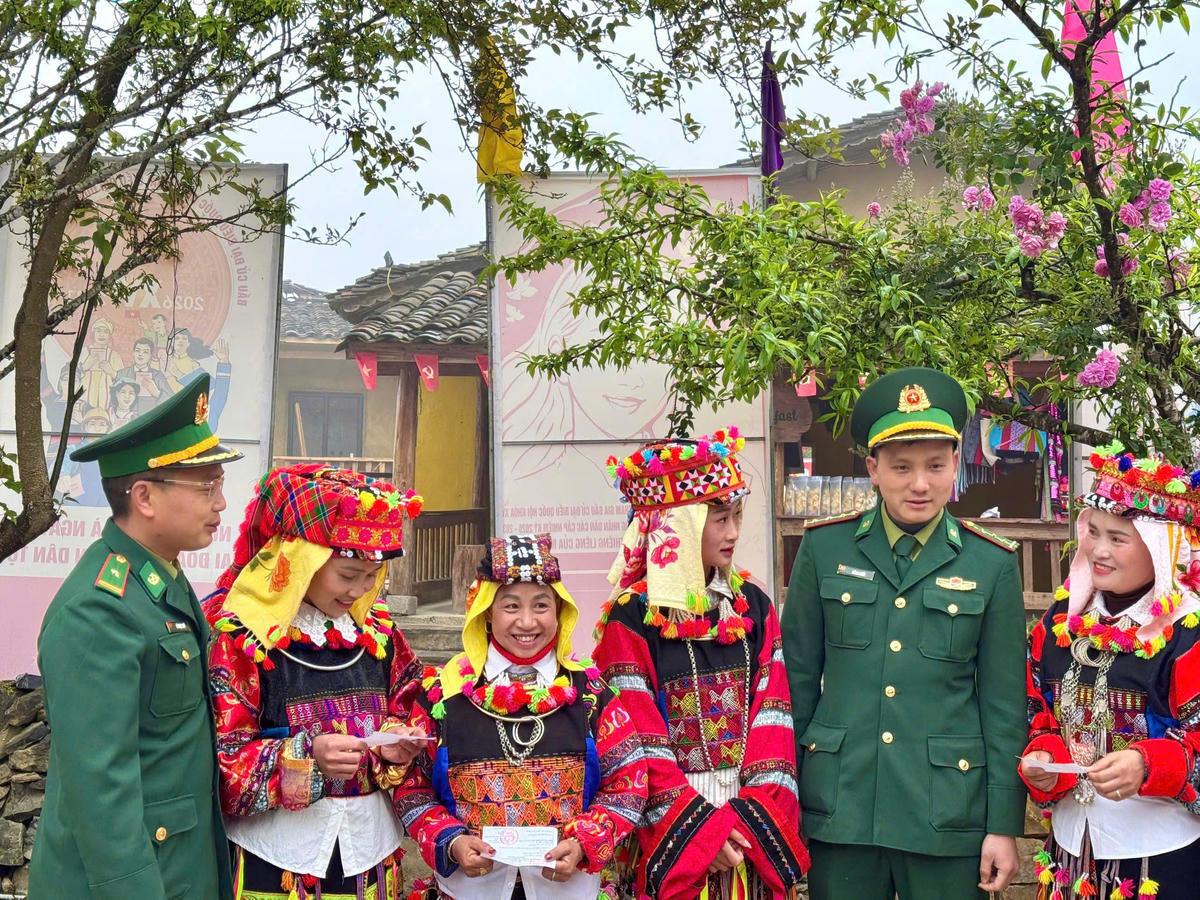 Không khí hân hoan trong ngày bầu cử tại xã biên giới Lũng Cú - nơi cực bắc của Tổ quốc. Ảnh: Thu Hằng -Thảo Nguyên.