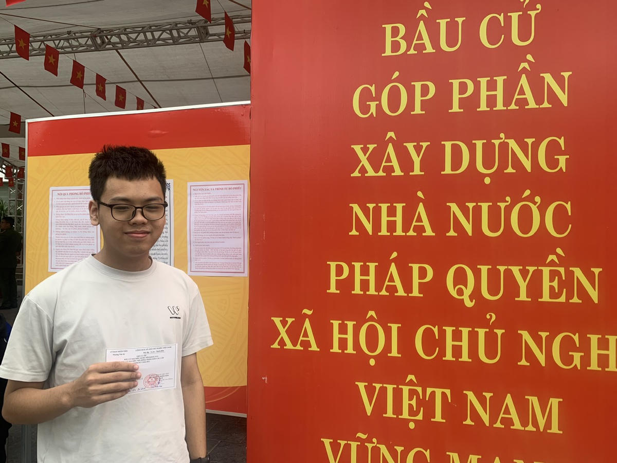 Cử tri trẻ Nguyễn Hoàng Nam (sinh năm 2007), sinh viên Trường Đại học FPT chia sẻ: “Với lá phiếu của mình, em muốn thể hiện sự tin tưởng và kỳ vọng vào những người đại diện có thể đóng góp cho sự phát triển của thành phố Hà Nội cũng như của đất nước”.