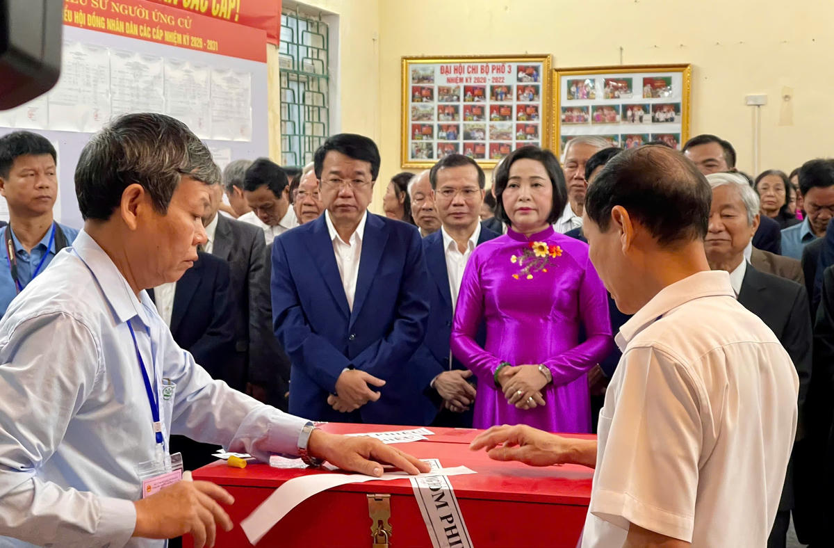 Phó Chủ tịch Quốc hội Nguyễn Thị Thanh kiểm tra hòm bỏ phiếu trước khi bầu cử. Ảnh: Đình Minh