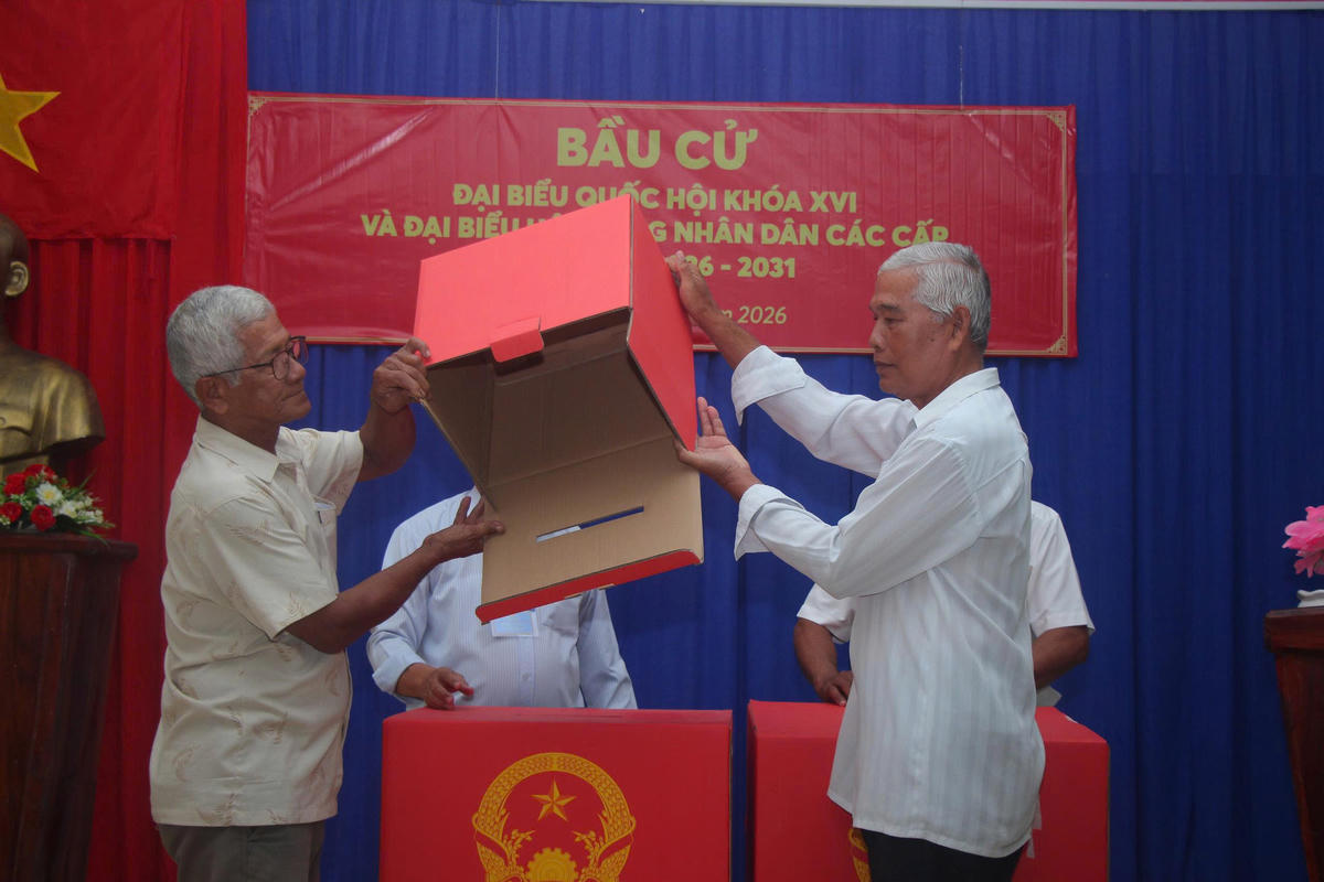 Khu vực bỏ phiếu ở ấp Cái Giá xã Hưng Hội tổ chức kiểm tra thùng phiếu trước khi cử tri bỏ phiếu. Ảnh: Nguyên Du