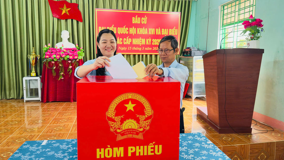 Cử tri Quảng Ngãi đang thực hiện bỏ phiếu. Ảnh: CV.