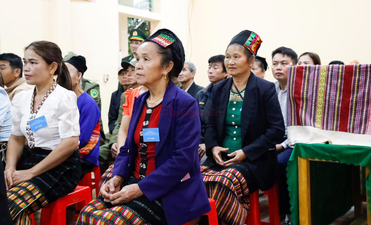 Tại bản Xằng, xã Môn Sơn thuộc tổ bầu cử số 2, với hơn 600 cử tri, chủ yếu là dân tộc Thái. Trong ảnh: Các cử tri nghe đại diện tổ bầu cử triển khai các quy định về bầu cử. Ảnh: ĐB