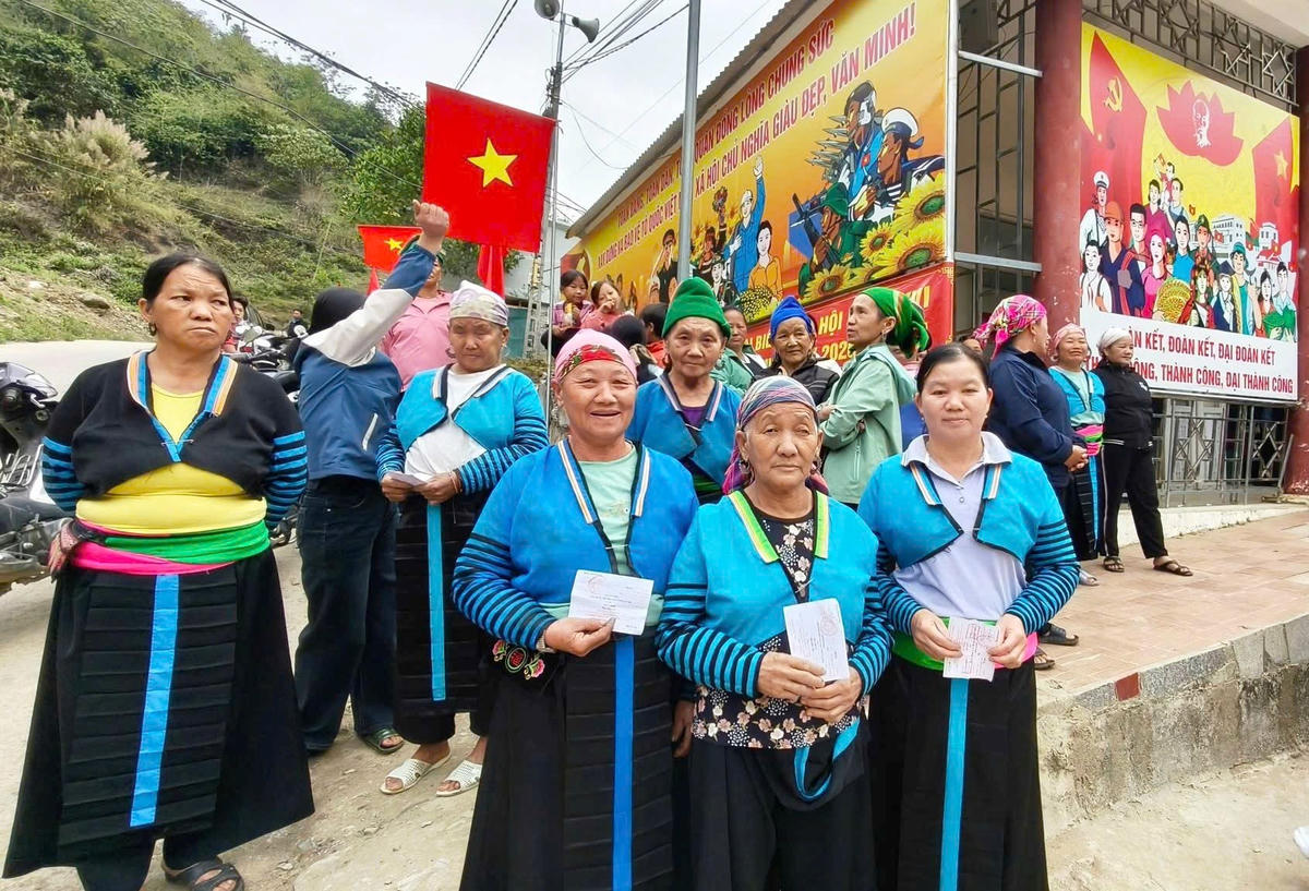 <font dir="auto" style="vertical-align: inherit;"><font dir="auto" style="vertical-align: inherit;">Ngay từ sáng sớm, các cử tri là đồng bào người Mông tại xã Trung Lý đã đến các điểm bỏ phiếu để thực hiện quyền và nghĩa vụ công dân của mình. Ảnh: Nguyễn Chung.</font></font>