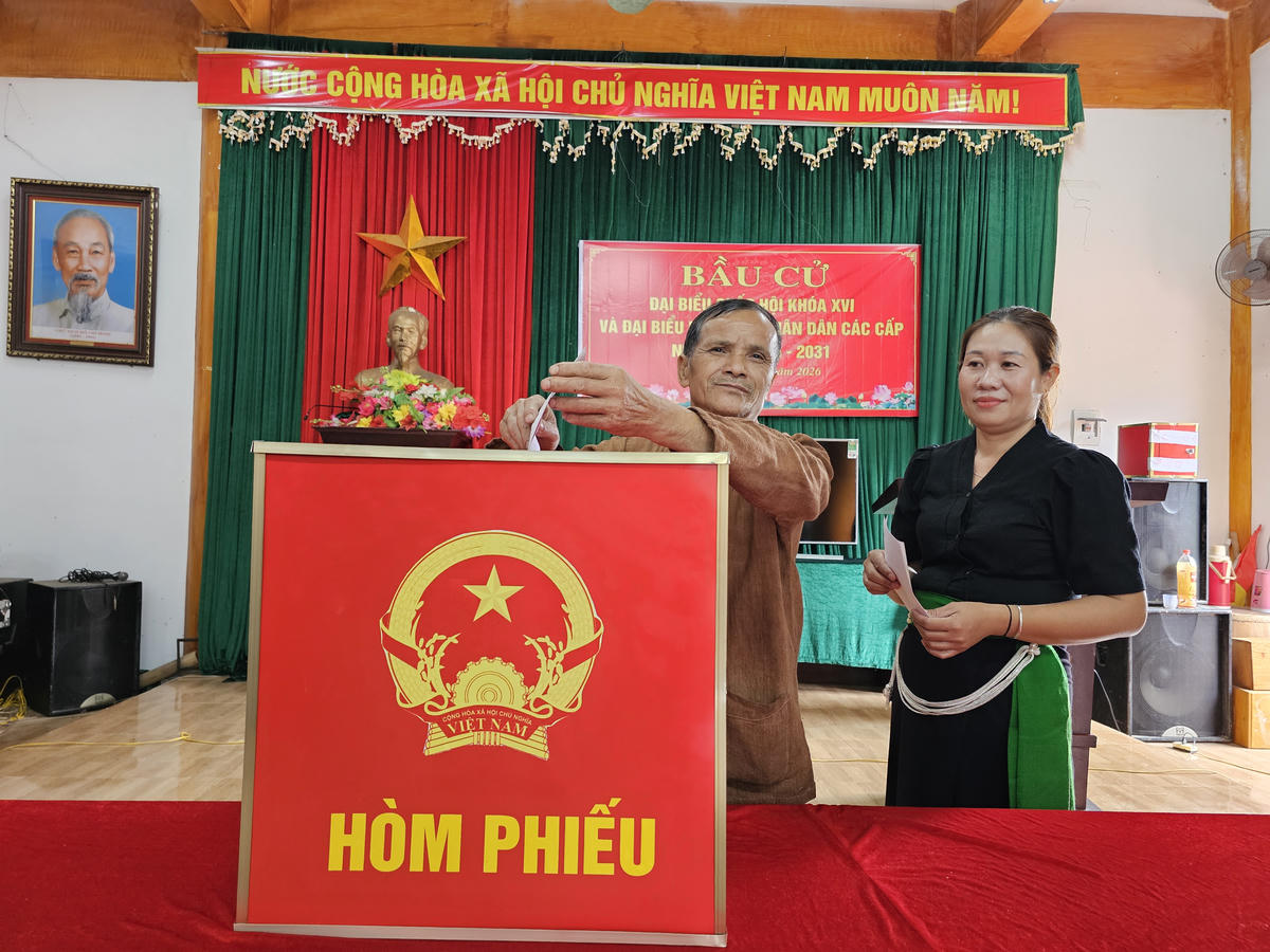 Ông Lo Tất Thắng, 67 tuổi, người Ơ đu tham gia bỏ phiếu bầu cử đại biểu Quốc hội khóa XVI và HĐND các cấp nhiệm kỳ 2026-2031. Ảnh: Quốc Thanh