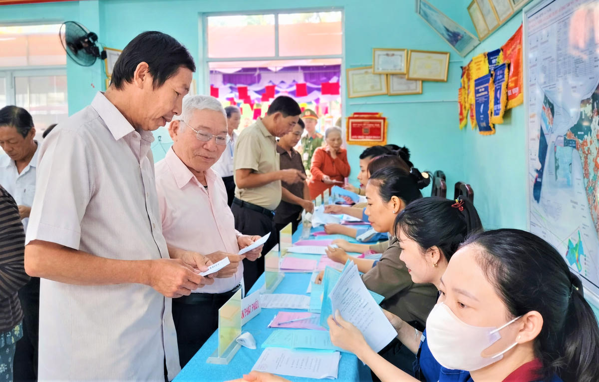 Cử tri thôn Thuận An được hướng dẫn quy trình bỏ phiếu. Ảnh: Chí Đại.