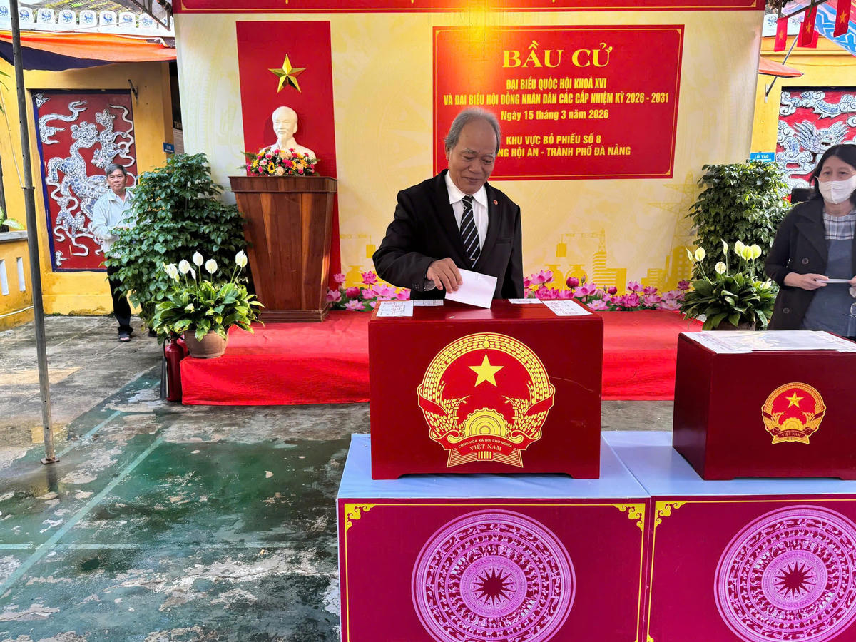 Ông Đỗ Phú Lộc, ở phường Hội An, TP Đà Nẵng, bỏ phiếu bầu cử.Ảnh: Nguyễn Tín