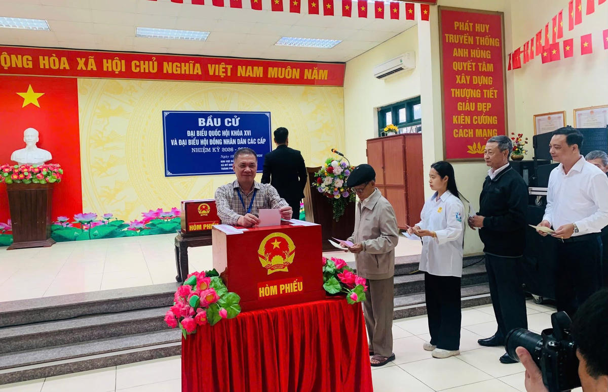 Chủ tịch UBND xã Mỹ Đức Nguyễn Quang Đường tham gia bầu cử tại khu vực bỏ phiếu số 14. Ảnh: T.L