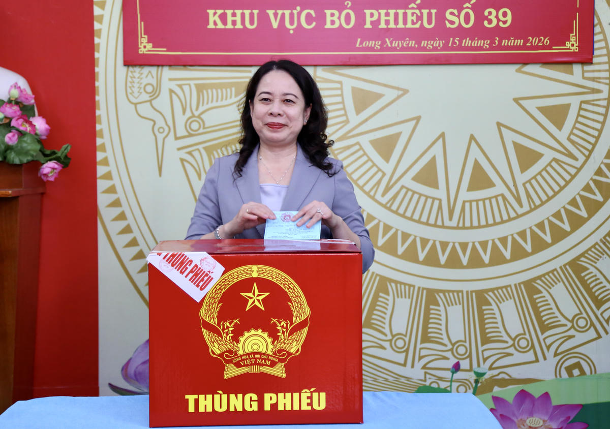 Bí thư Trung ương Đảng, Phó Chủ tịch nước Võ Thị Ánh Xuân bỏ phiếu bầu&nbsp;tại khu vực bỏ phiếu số 39, phường Long Xuyên. Ảnh: Thanh Tiến