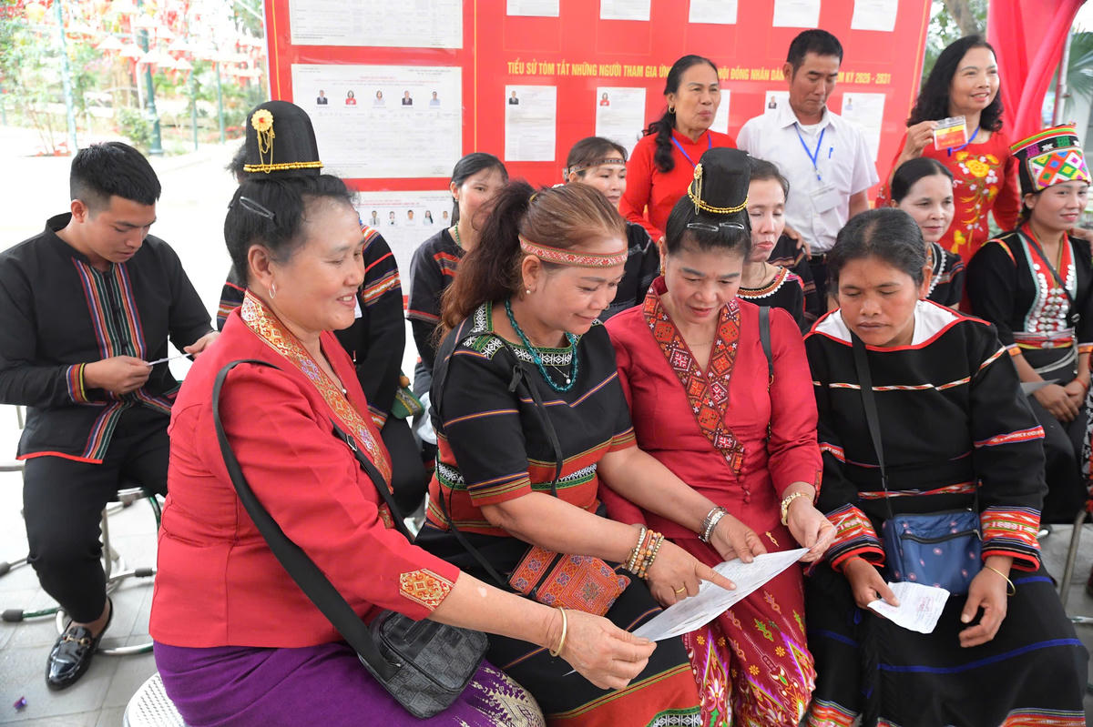 Cử tri cẩn trọng tìm hiểu thông tin, thể hiện sự nghiêm túc và trách nhiệm khi lựa.