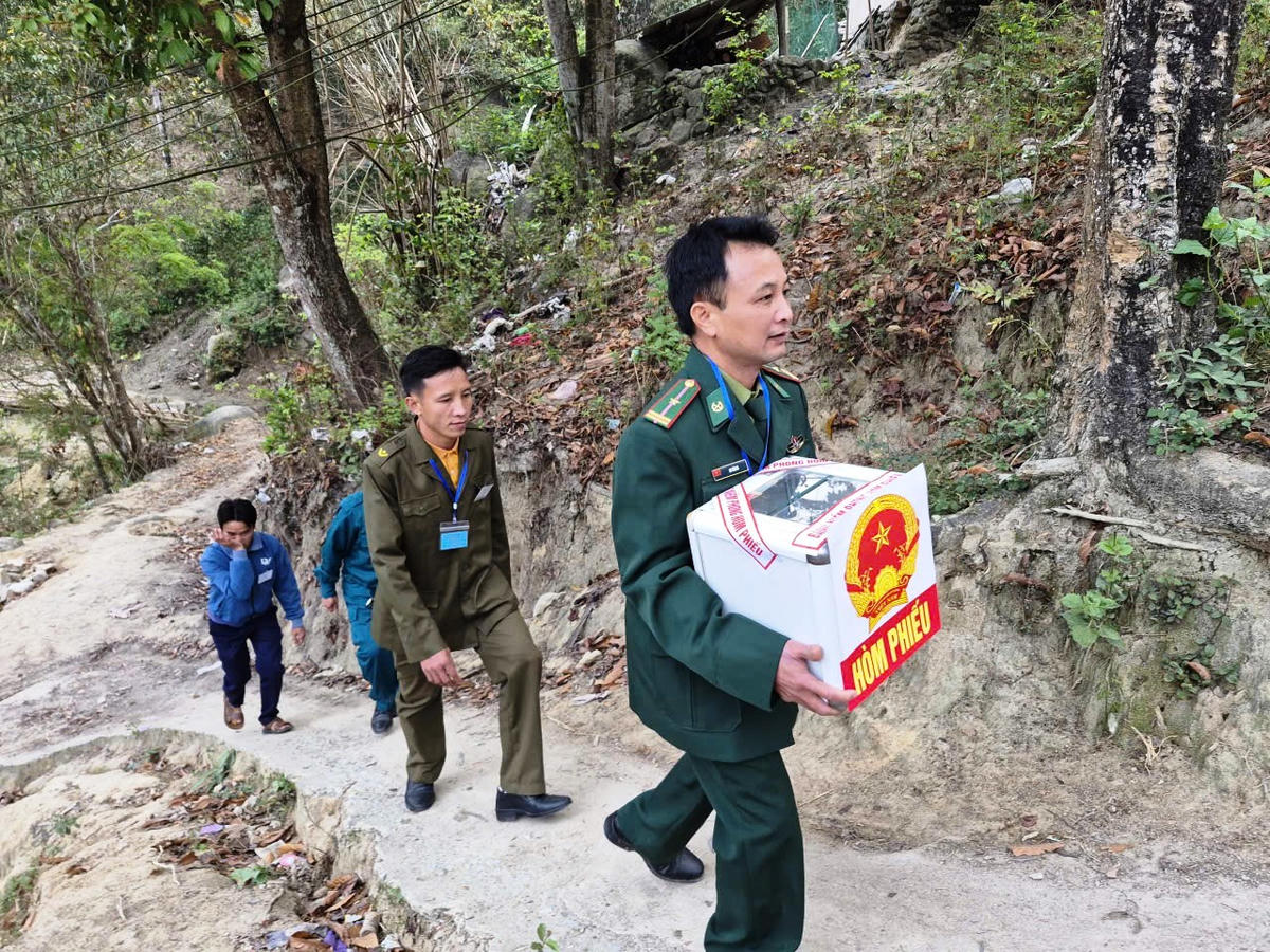 Đối với các trường hợp cử tri không thể đến địa điểm bầu cử, cán bộ ban bầu cử sẽ đưa hòm phiếu đến tận nhà để phục vụ cử tri. Ảnh: Nguyễn Chung.