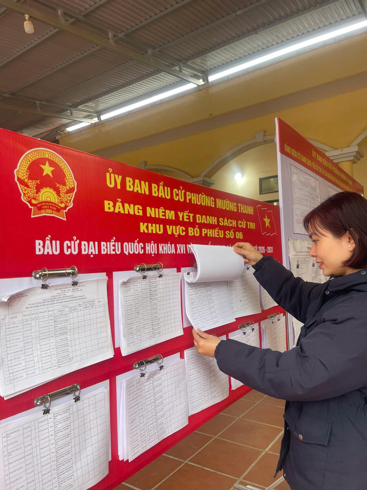 Cử tri Hỏ Phượng Hoài một lần nữa xem lại thông tin, lựa chọn đại biểu, gửi niềm tin. Ảnh: T.H